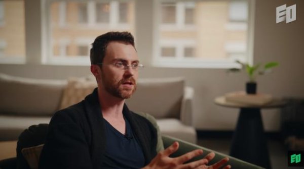 股票配资门户平台社区 Lindy CEO Flo Crivello的非常规创业法则：从“勉强可用的产品”到智能体群的高效落地